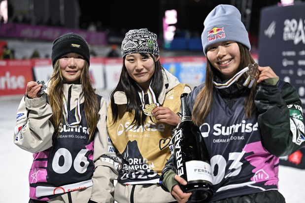 スノーボードの世界選手権 女子ビッグエアで表彰台を独占し、写真に納まる(左から)2位の岩渕麗楽、優勝の村瀬心椛、3位の深田茉莉=2025年3月28日、サンモリッツ(AFP=時事)