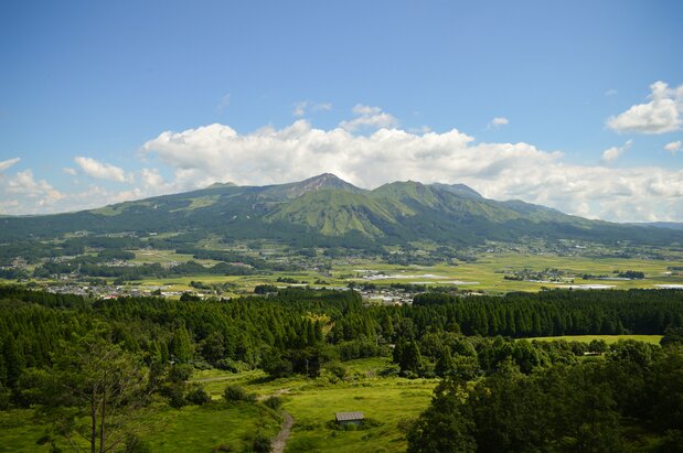 A fine view of the five peaks of Mount Aso can be had from atop Tori no Kozuka Park.