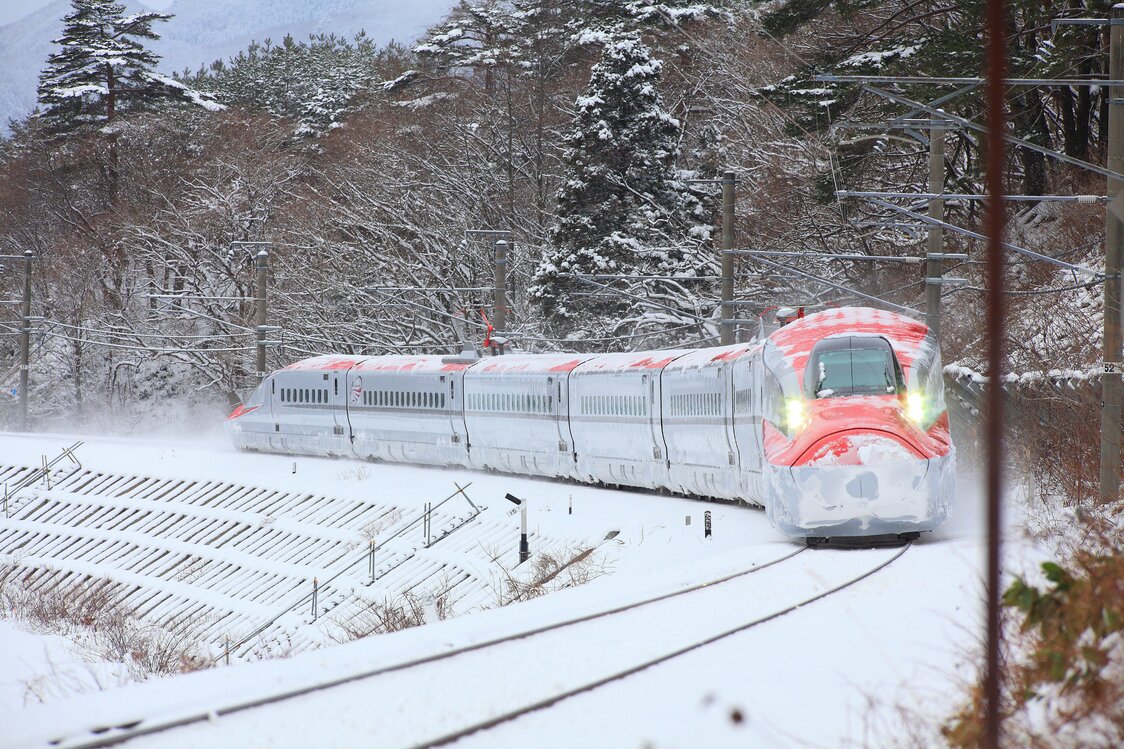 天寒地冻的秋田县。穿破风雪一往直前的秋田新干线“小町”（图片：秋田观光联盟）