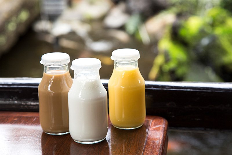 Algunas bebidas de venta usual en el sentō son, además de la leche, el café con leche o la leche con frutas