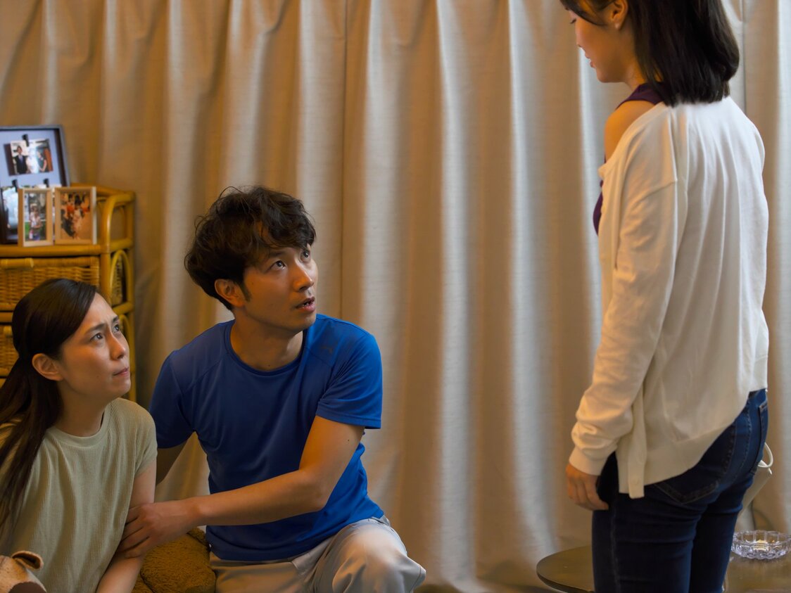 キム家の次男チョロ（中央、伊藤航）と妻の朱美（左、田中あいみ）は、娘のナミ（秋宮はるか）を朝鮮大学に進学させるかどうかで悩む　©2021 ワールドムービーアソシエイション