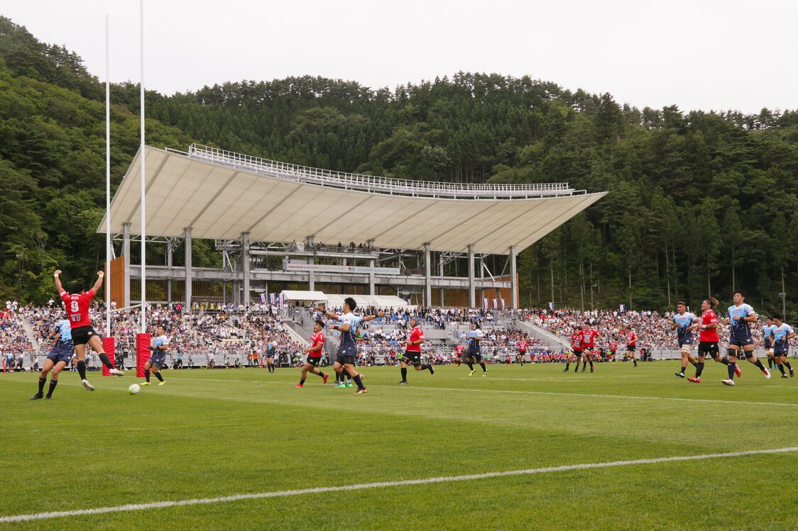 釜石鵜住居スタジアムのこけらおとしを盛り上げた、釜石シーウェイブスとヤマハ発動機ジュビロの一戦（時事）