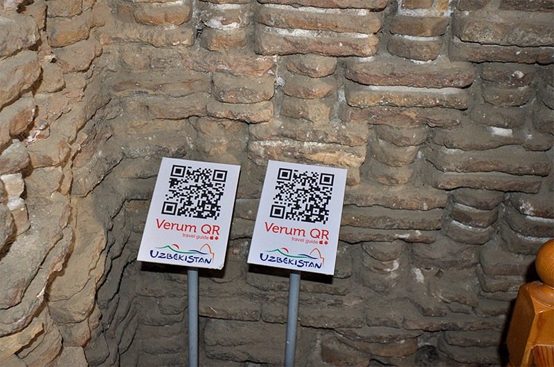可以通过二维码（QR code）读取说明的遗迹介绍展板