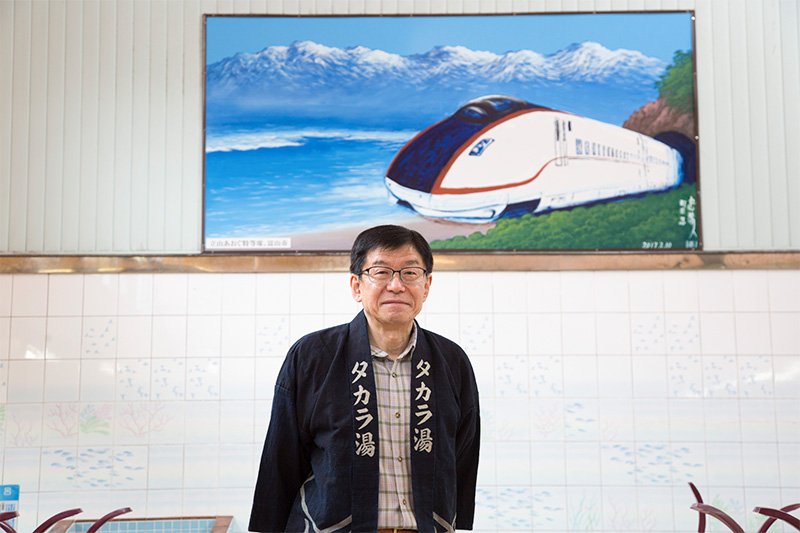 松本康一身穿开业当年的短褂，上面缝制有家徽。这件衣服据说是在一个旧茶具箱里找到的