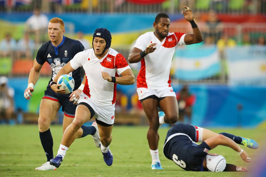 Hikosaka Masakatsu puts his natural speed to use to advance the ball against England in group play at the Rio Olympics. (© Jiji)