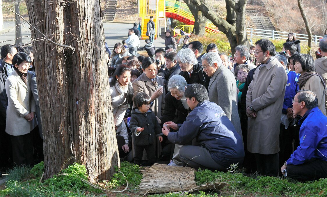 自然公園「こどもの国」で、悠仁さまを中心に虫を観察される天皇ご一家［代表撮影］（2009年12月19日、時事）