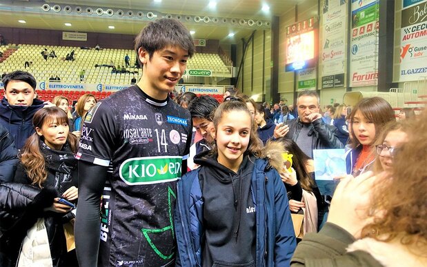 試合終了後、日本から訪れたファンや地元パドヴァの中高生たちとのツーショットに気さくに応じる(筆者撮影)