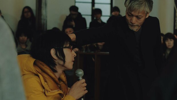 『光のからだ』vol.3「雪が降る。声が降る。」飴屋法水(右)の問いかけに肉声で答える齋藤陽道 ©2020 hiroki kawai/SPACE SHOWER FILMS