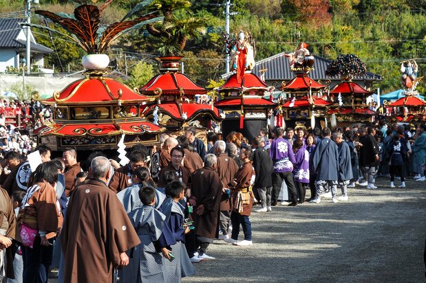 ユネスコ無形文化遺産「山・鉾・屋台行事」にふさわしい、豪華な傘鉾の行列