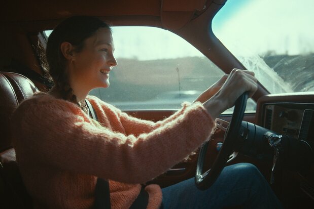 マチュー・アマルリック監督の映画『彼女のいない部屋』は、ヴィッキー・クリープス演じるクラリスが主人公 © 2021 - LES FILMS DU POISSON – GAUMONT – ARTE FRANCE CINEMA – LUPA FILM