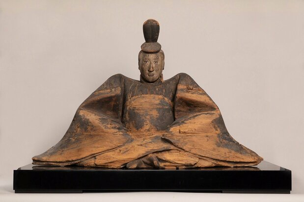 源実朝座像。部材の年輪測定の結果、13世紀に造立されたとみられる(甲斐善光寺所蔵)
