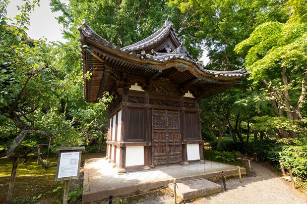 橋の南東にある「旧天瑞寺寿塔覆堂」(国指定重要文化財)。豊臣秀吉が京都・大徳寺に1597(天正19)年に建立したもの