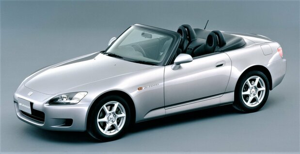 1999年4月発売のホンダS2000。ホンダとしては29年ぶりにして最後のFRスポーツカーだった ©HONDA