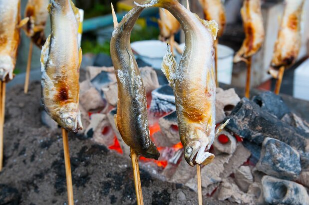 La forma más popular de disfrutar del ayu, un pez que se suele asociar con Gifu, es salado y asado al carbón. (© Pixta)