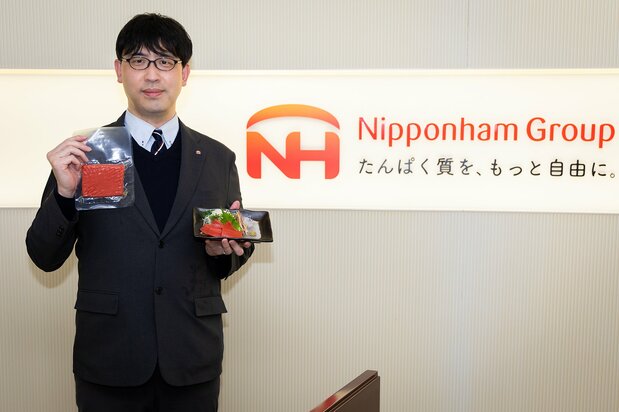 Nippon Ham’s plant-based tuna sashimi comes in vacuum-sealed packs and can be sliced to dinners’ tastes. (© Nippon.com)