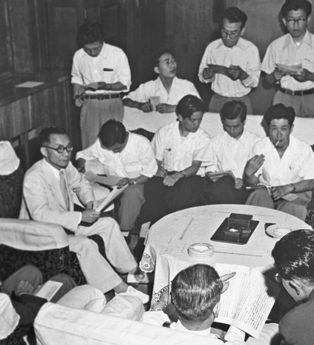 造船疑獄の最終結論を発表する佐藤藤佐検事総長（左中央）＝1954年7月30日、最高検察庁（共同）