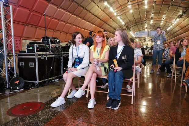 2023年8月、ドニプロの地下鉄駅構内ではロシア侵攻後として初の「青年フォーラム」が開かれ、250人が参加した。市内だけではなく、占領地域や解放地域からも参加があった (写真提供:ドニプロ市)