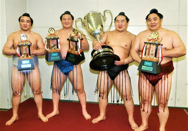 2006年春場所では各賞をモンゴル勢で独占し、モンゴル時代到来を印象付けた。右から敢闘賞の旭鷲山、優勝の横綱・朝青龍、殊勲と技能のダブル受賞の白鵬、技能賞の安馬(のち日馬富士) 時事