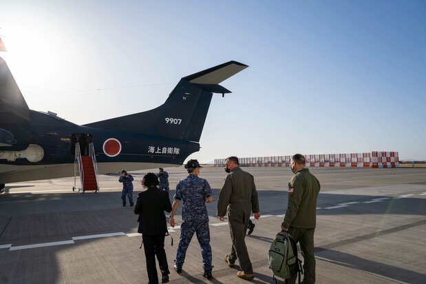 2022年4月6日,美国空军特种作战司令部副司令埃里克•希尔少将(右二)在岩国航空基地搭乘US-2(图片:AFSOC)