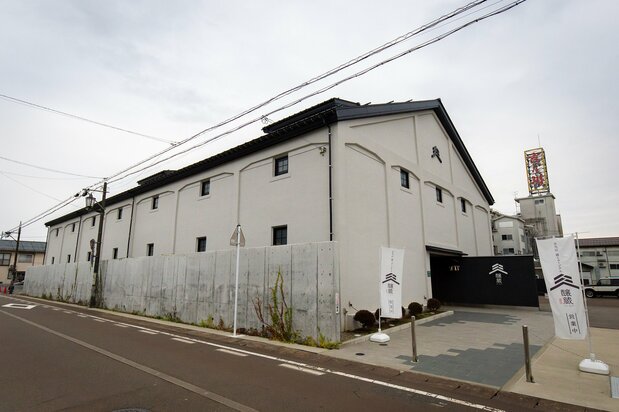 El almacén donde antiguamente se rellenaban las botellas de sake fue construido en 1923 y remodelado para convertirse en museo Jōgura.