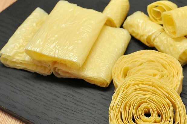Le yuba séché se décline en de nombreuses formes et tailles. (© Pixta)