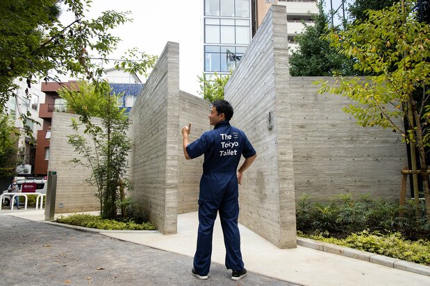 惠比寿公园厕所前,身着清洁工制服的笹川理事。他说:“制服不仅帅气,弹性好还方便活动。希望清洁工能为自己的工作感到骄傲”