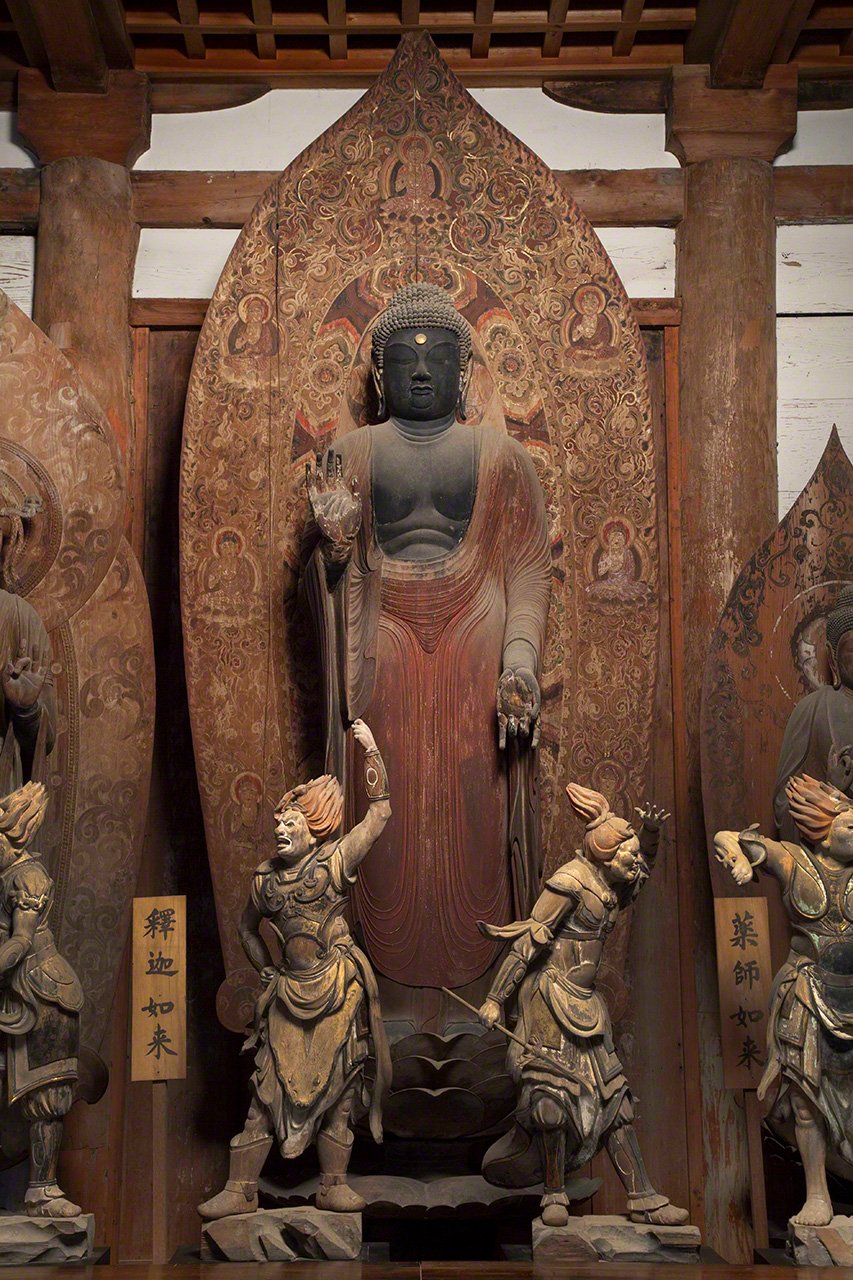 释迦如来立像