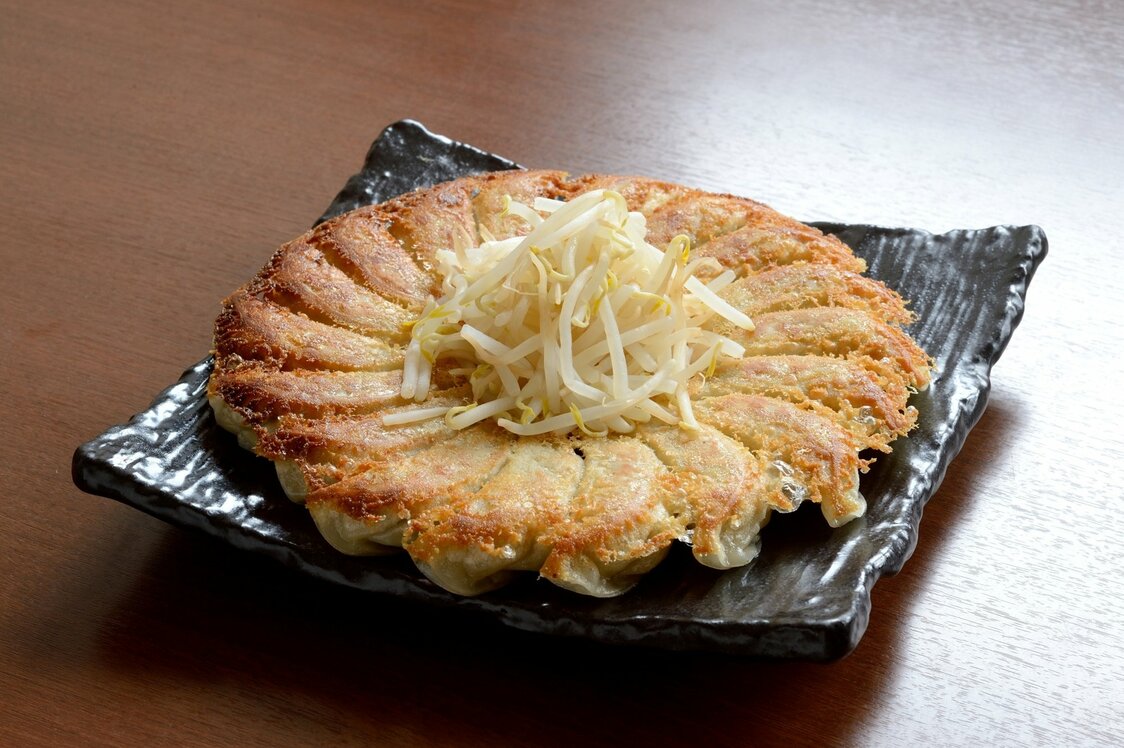 滨松饺子的特点是装盘时中间配上豆芽（图片：滨松市观光和城市宣传科）