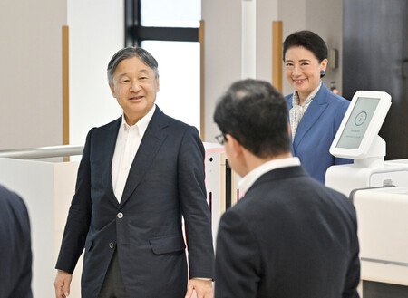 国民文化祭の開会式などに出席するため、高知龍馬空港に到着された天皇、皇后両陛下＝２５日午前、高知県南国市（代表撮影）
