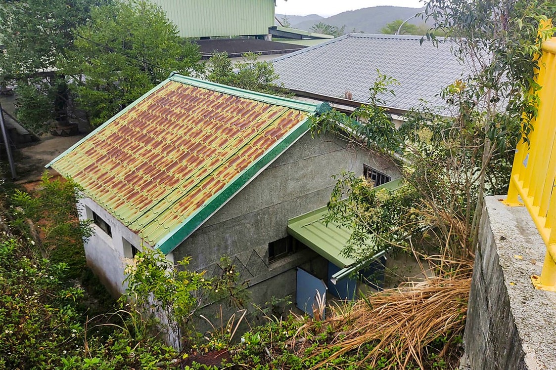 工場跡地の裏に回ってみると、日本時代に建てられたと思われる建築物が残っていた