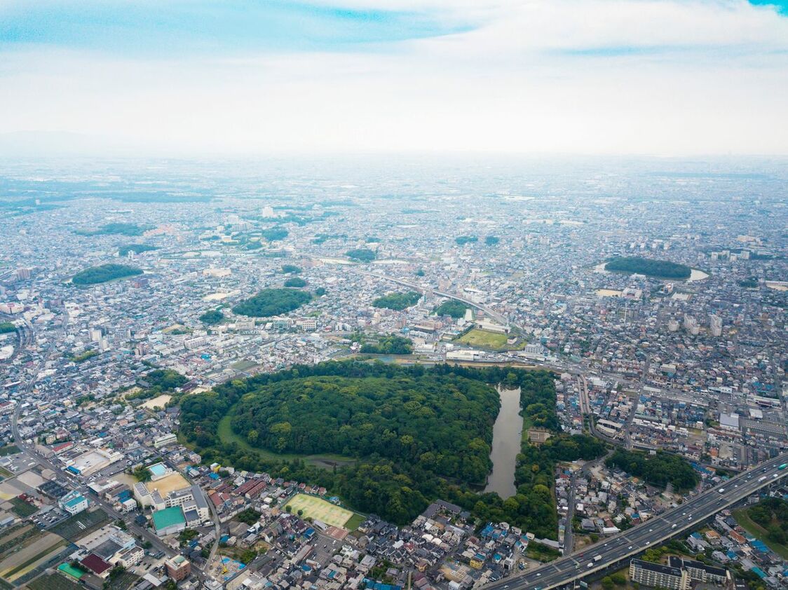 Vue aérienne des kofun de Furuichi éparpillés dans la ville. Au premier plan, le kofun Konda-Gobyôyama, le deuxième plus grand du Japon.