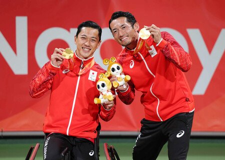 Tokito Oda (left) and Daisuke Arai clinch gold in the men's wheelchair tennis doubles at the Aichi-Nagoya Asian Para Games on Thursday.