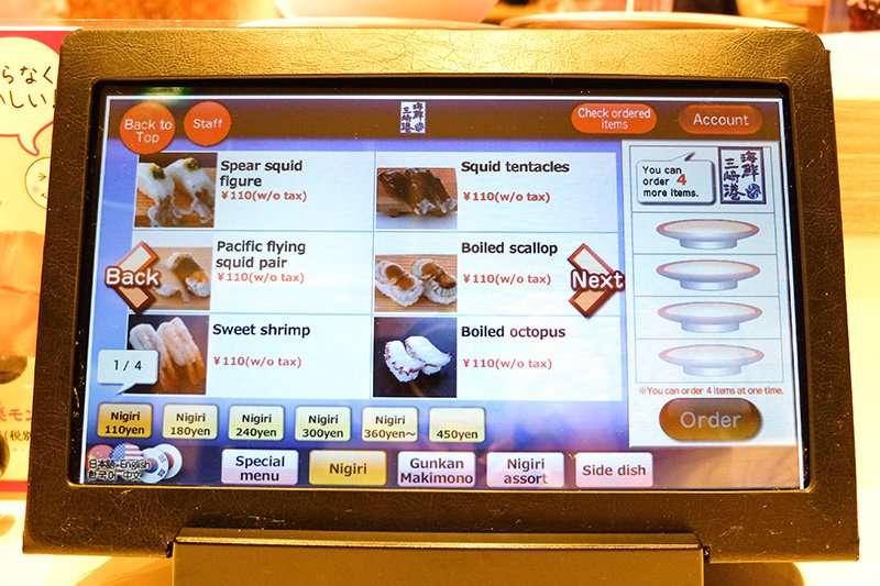 Panel digital para hacer pedidos en un kaiten zushi en inglés.
