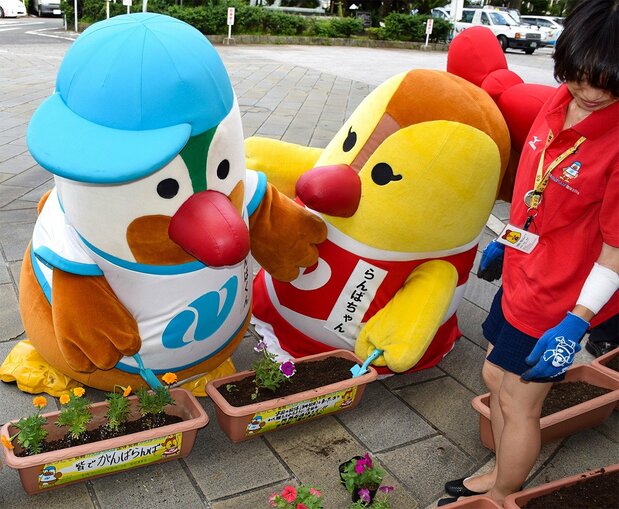 Nagasaki’s official mascots Ganbakun (left) and Ranbachan are mandarin ducks, the prefectural bird. (© Jiji)