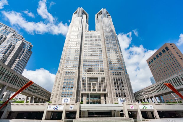 東京都庁第1庁舎。盟友・鈴木俊一都知事とともに丹下が作り上げた国際都市東京を象徴するツインタワー=東京都新宿区。1991年竣工(PIXTA)