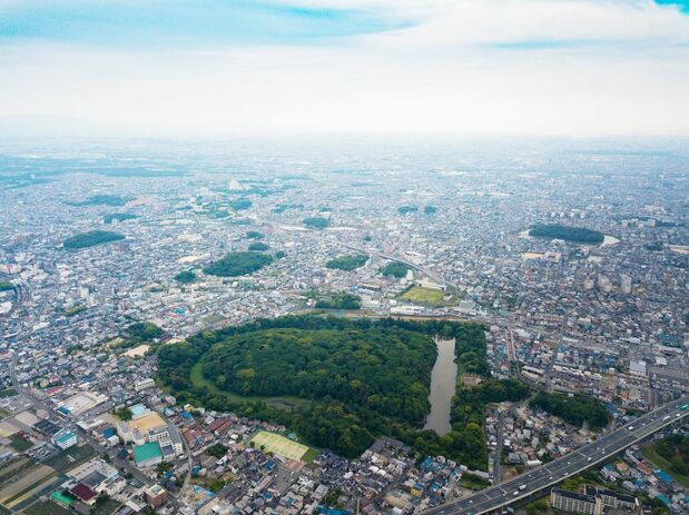 Vue aérienne des kofun de Furuichi éparpillés dans la ville. Au premier plan, le mausolée de l’empereur Ôjin