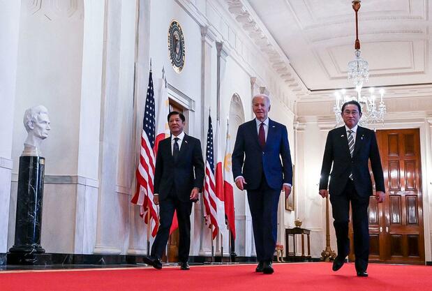 ホワイトハウスでの日米比首脳会談に臨むバイデン米大統領(中央)と岸田文雄首相(右)、フィリピンのマルコス大統領(左)=2024年4月11日(AFP=時事)