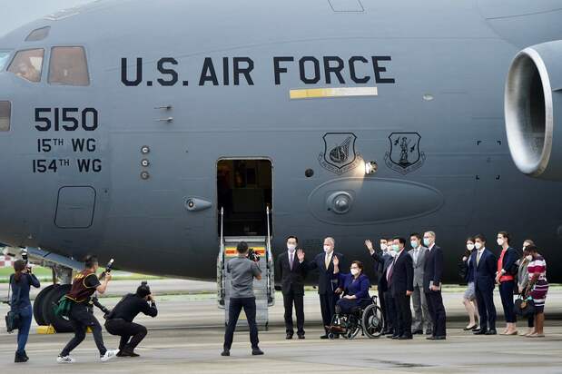 米軍の輸送機C-17Aで台北の空港に降り立った米国議会上院の軍事委員会や外交委員会に所属する超党派の議員団。2021年6月6日 AFP=時事