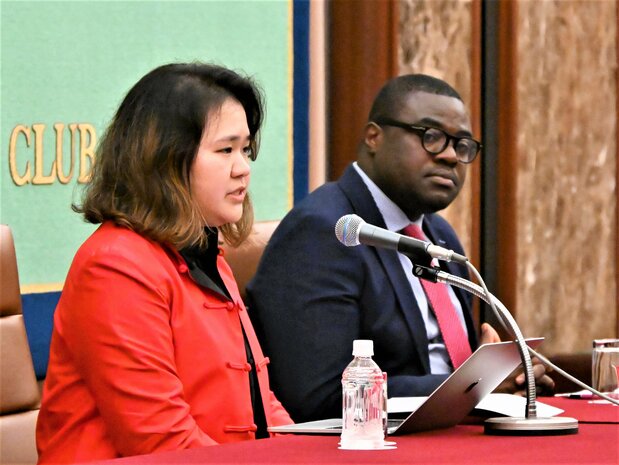 联合国人权理事会工作组专家皮查蒙•约范同(左)出席记者会(时事社)