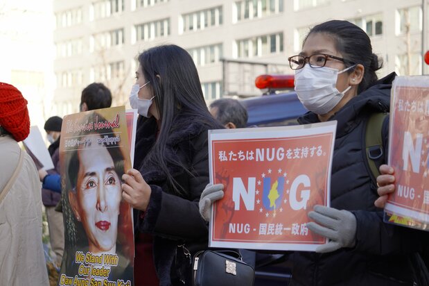 医療通訳の仕事をしながら民主化を訴え続けるテンテンさん（右）
