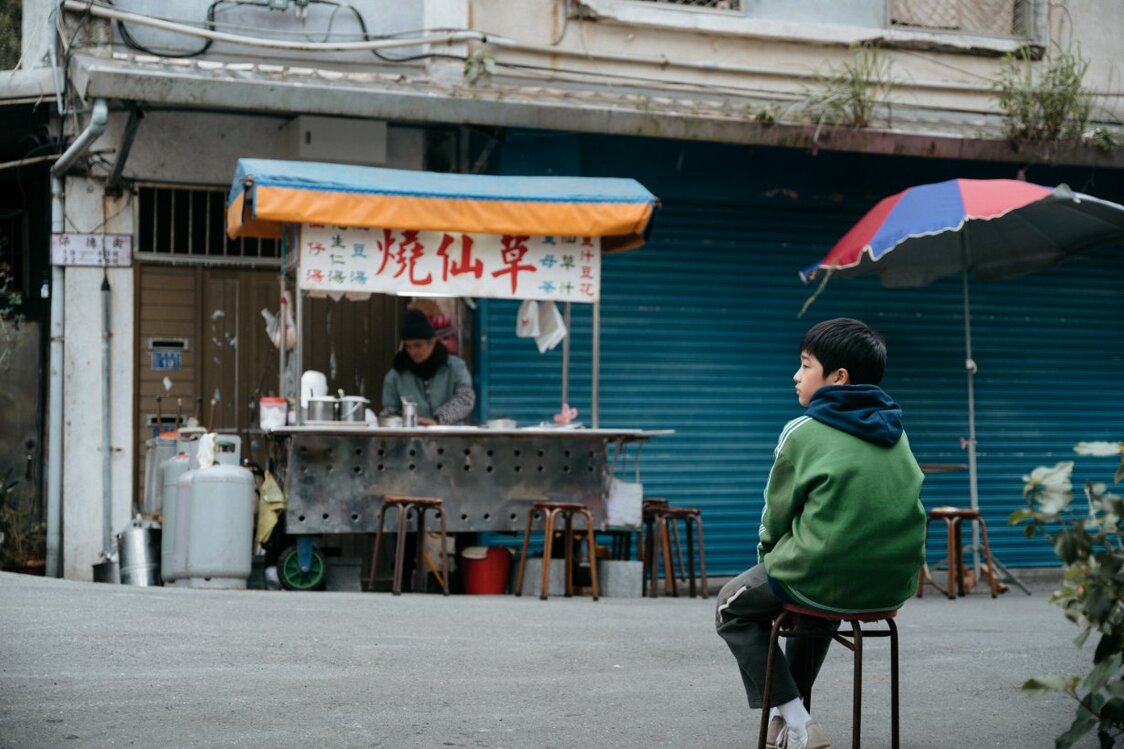 本片再現1990年代前後的臺灣，於臺北郊外的街道打造了當時的景象 ©2023 BIT PRODUCTION CO., LTD. ALL RIGHT RESERVED