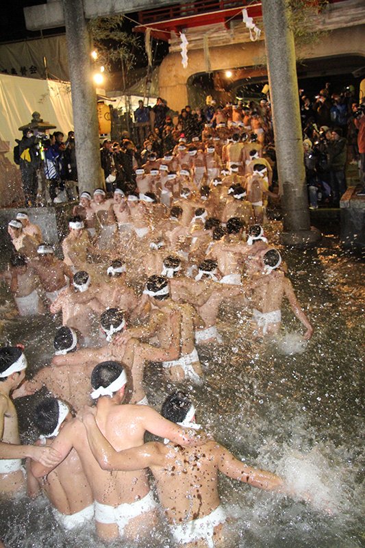 会陽の裸祭り。みそぎに水は欠かせない。（写真提供＝西大寺会陽奉賛会）