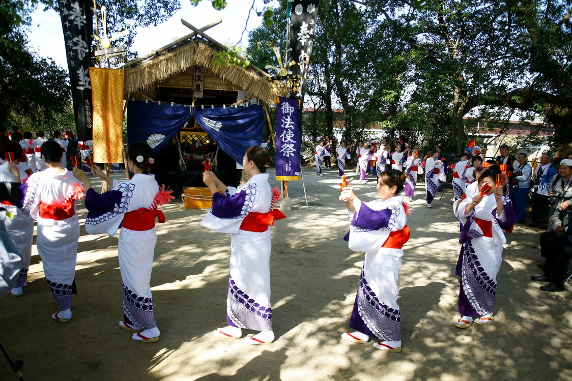迎神方在新搭建的临时神堂旁等候神灵