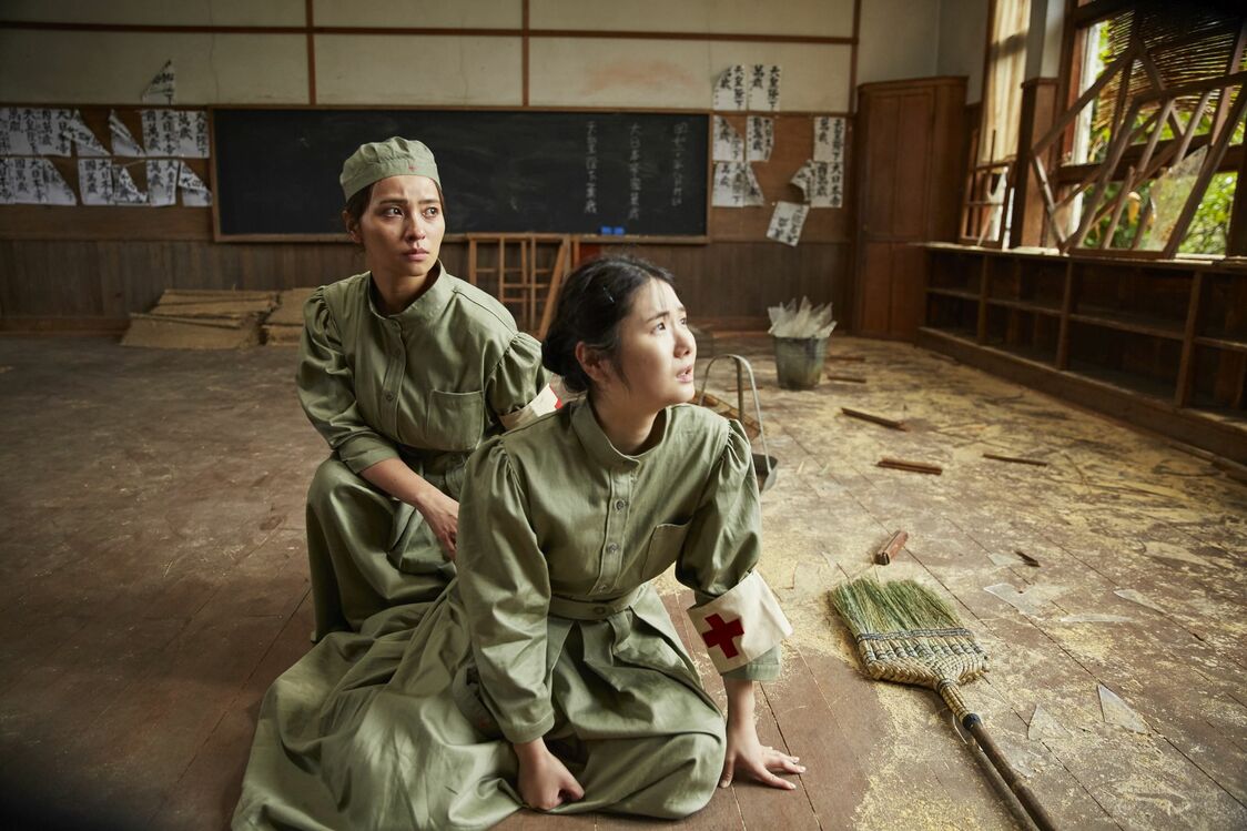 アツ子（小野花梨）は被爆の瞬間、赤十字長崎支部での実習を志願し、婦長（水崎綾女）の指導を受けていた　©2025「長崎―閃光の影で―」製作委員会