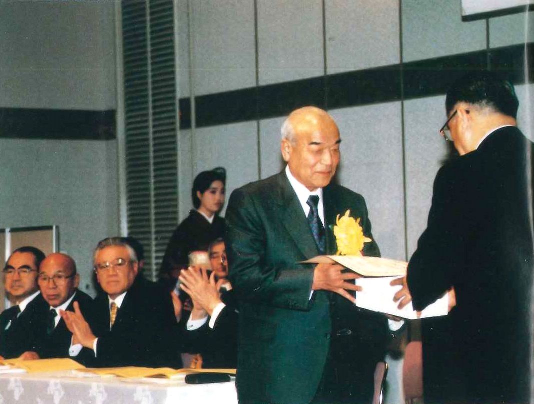 土地改良に功績のあった人に贈られる農林水産大臣賞の最高位ダイヤモンド賞の表彰を受ける佐野藤三郎。この式典の翌日、佐野は帰らぬ人となった　1994年3月24日　提供：亀田郷土地改良区