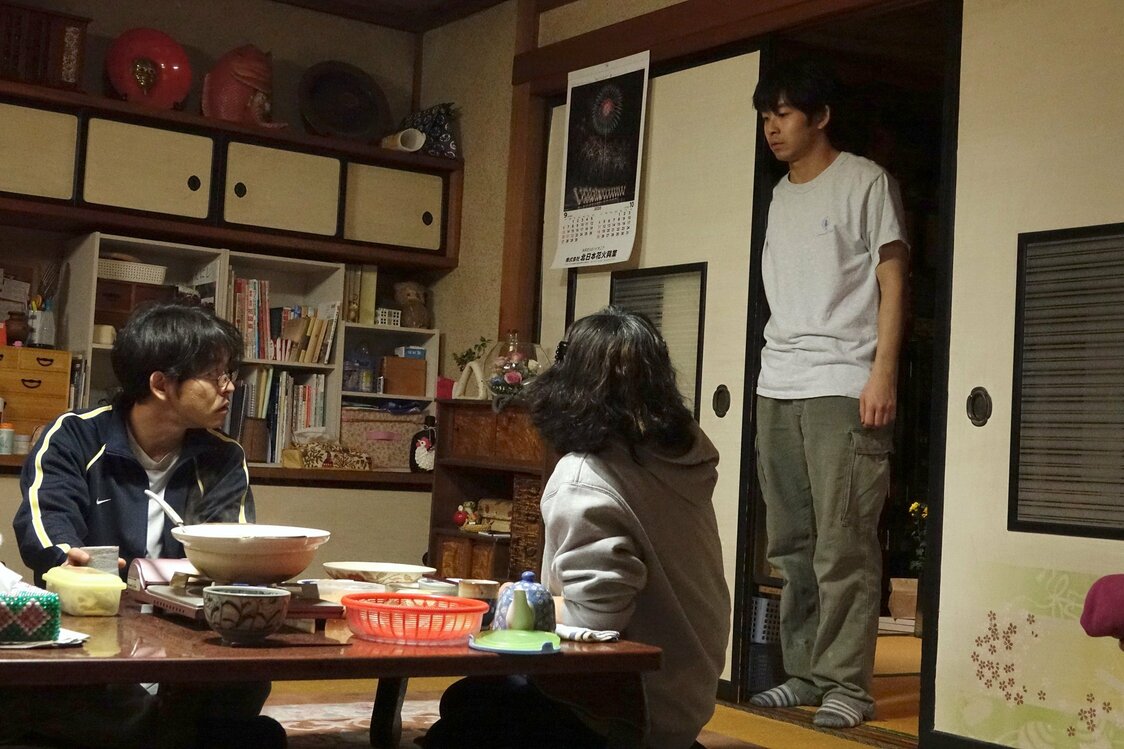 El hermano mayor de Tasuku, Yūma (Yamanaka Takashi, izquierda) y su madre Setsuko (Yo Kimiko, centro) ©2020, Comité de Producción de Nakuko wa ineega.