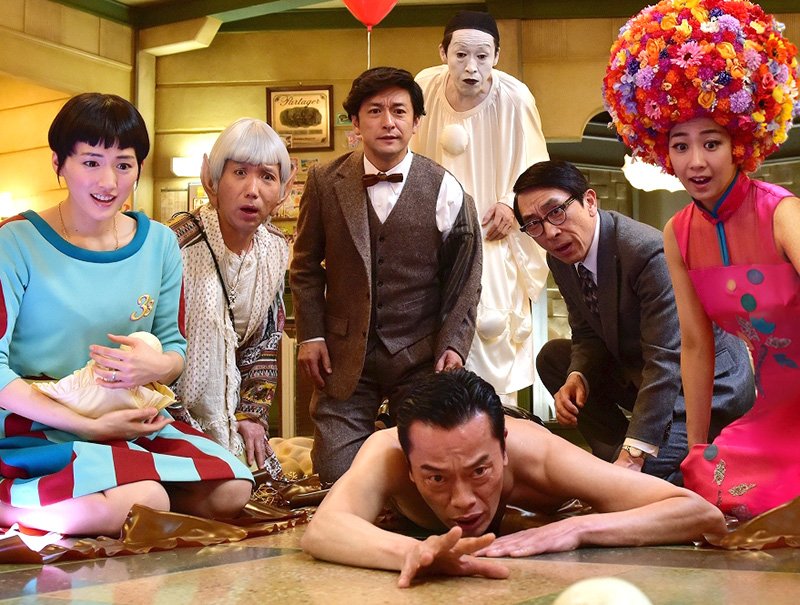 L'une des scènes-clés du film, la scène de l’« accouchement ». Pour Mitani Kôki, le film de comédie est un genre qui prend difficilement racine au Japon. © 2015 Fuji Television and Tōhō.