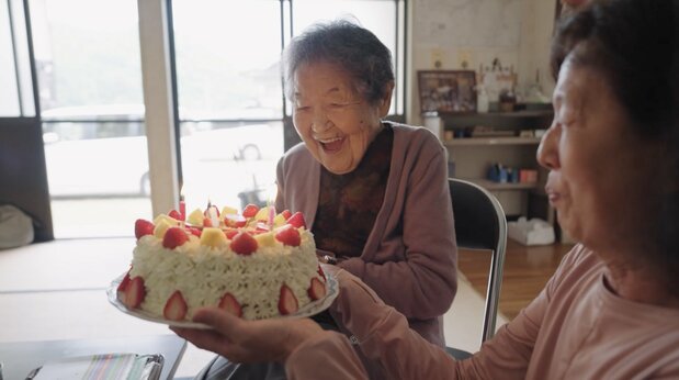 Ishii Tetsuyo celebró su 104 cumpleaños en la primavera de 2024. (© Comité de producción de 104 sai, Tetsuyo san no hitori gurashi)