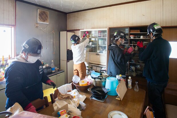 引率スタッフの「食器棚の中がグチャグチャなままだよ」という指摘に、慌てて対応する場面も