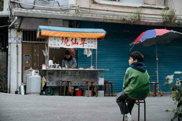 本作では90年代前後の台湾を再現すべく、台北郊外の街に当時の風景が作り込まれた ©2023 BIT PRODUCTION CO., LTD. ALL RIGHT RESERVED